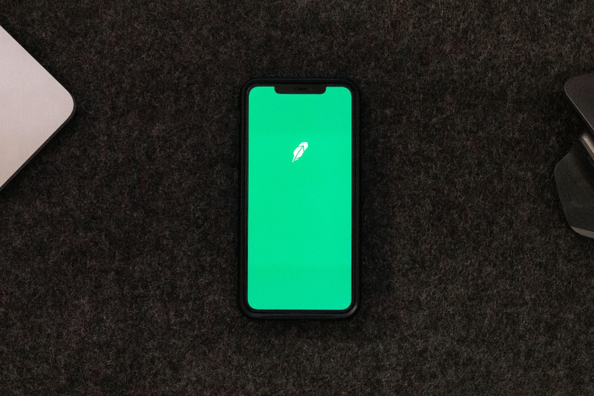 Imagem mostra aparelho de celular com tela de fundo verde