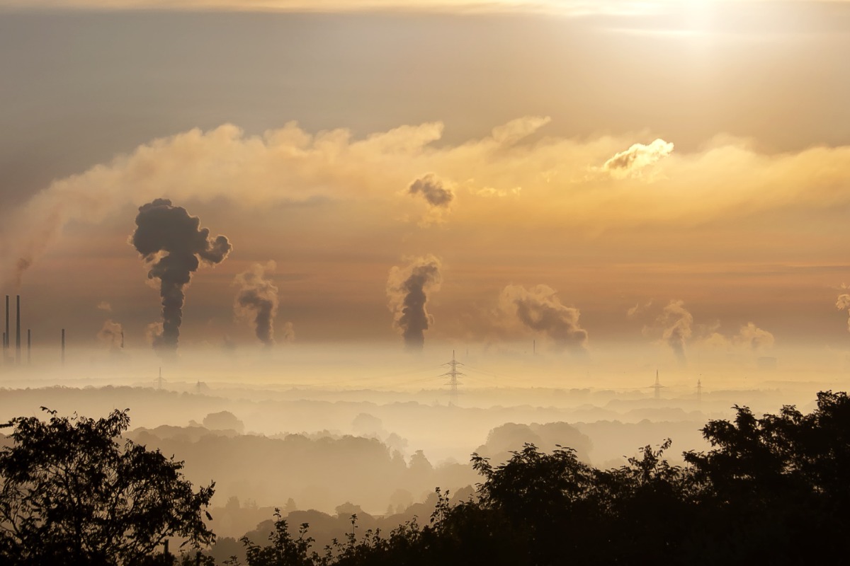 Imagem mostra fábricas poluindo com dióxo de carbono, que gera créditos de carbono