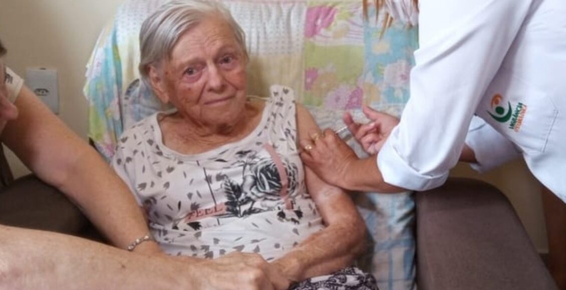 Imagem mostra mãe de Bolsonaro tomando a segunda dose da vacina