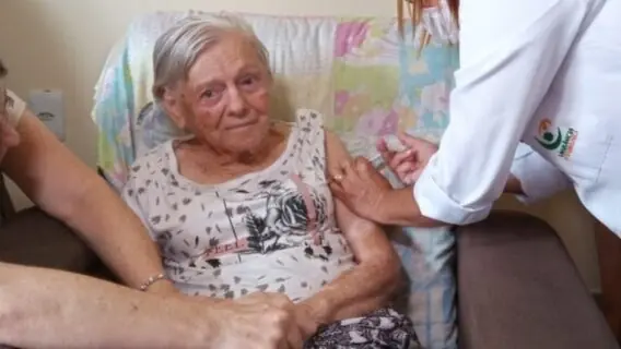 Mãe do Bolsonaro recebe segunda dose da vacina do Butantan