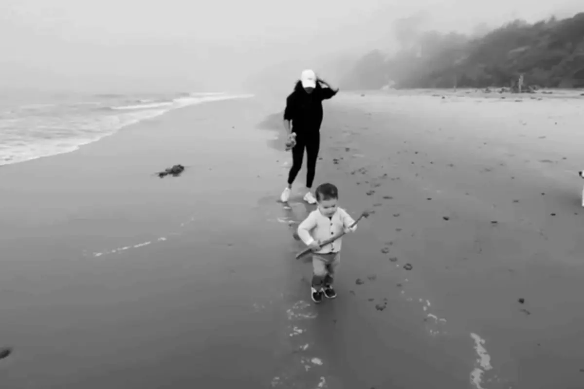 Meghan e Archie correndo na praia