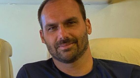 Eduardo Bolsonaro sobre uso de máscaras: ‘Enfia no rabo’