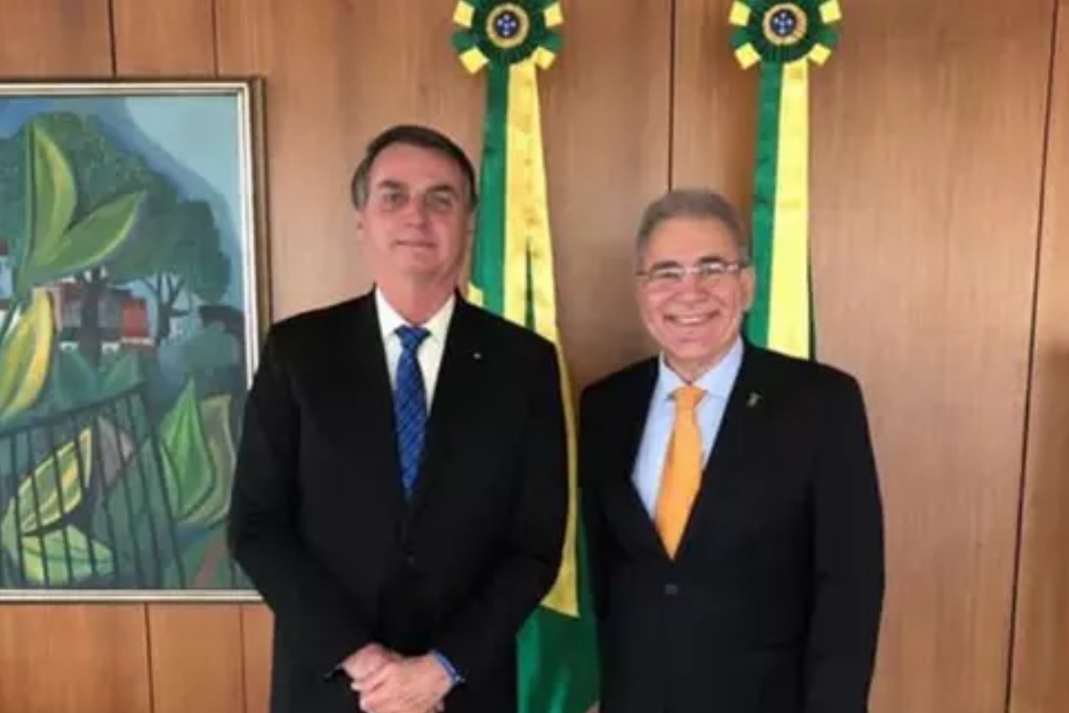 Jair Bolsonaro (esquerda) e Marcelo Queiroga (direita)