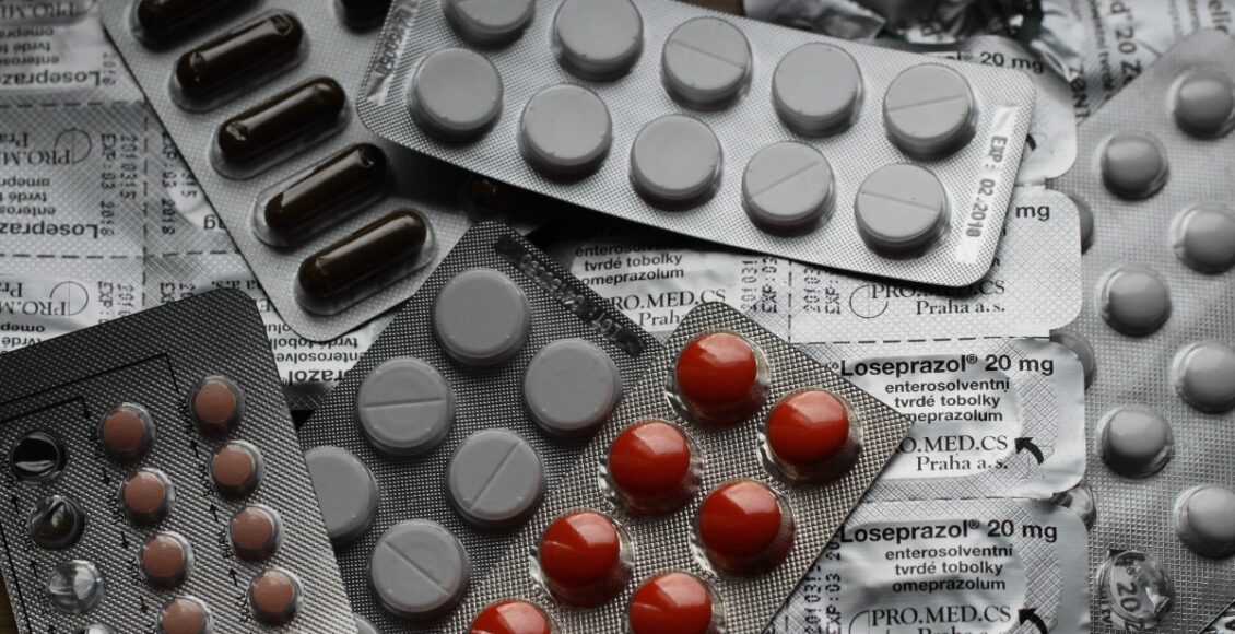Imagem mostra pílulas e medicamentos - doenças do auxílio-doença