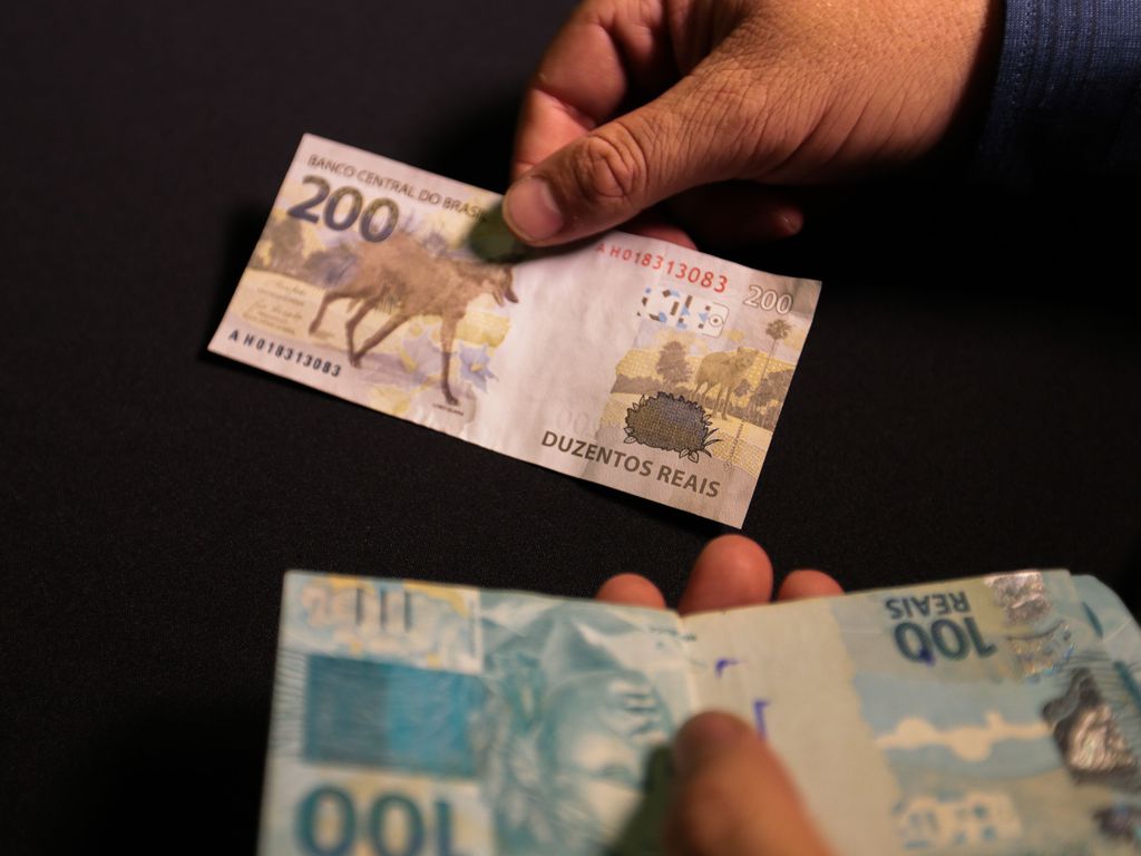 Notas de R$ 200 e R$ 100