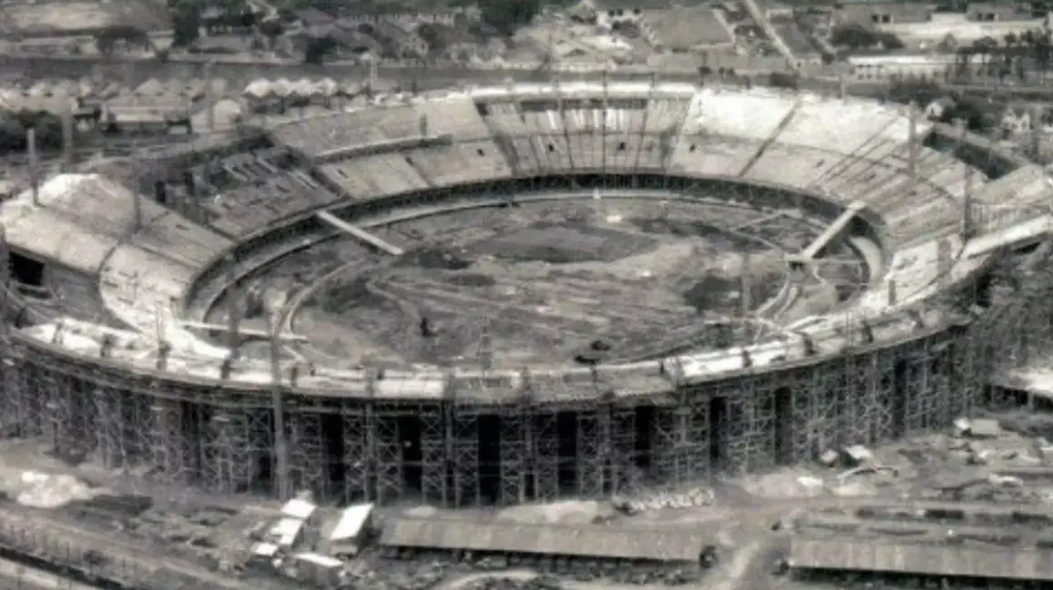 Imagens da construção do Estádio do Maracanã