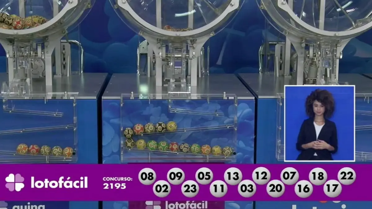 A imagem mostra o sorteio do resultado da Lotofácil 2195