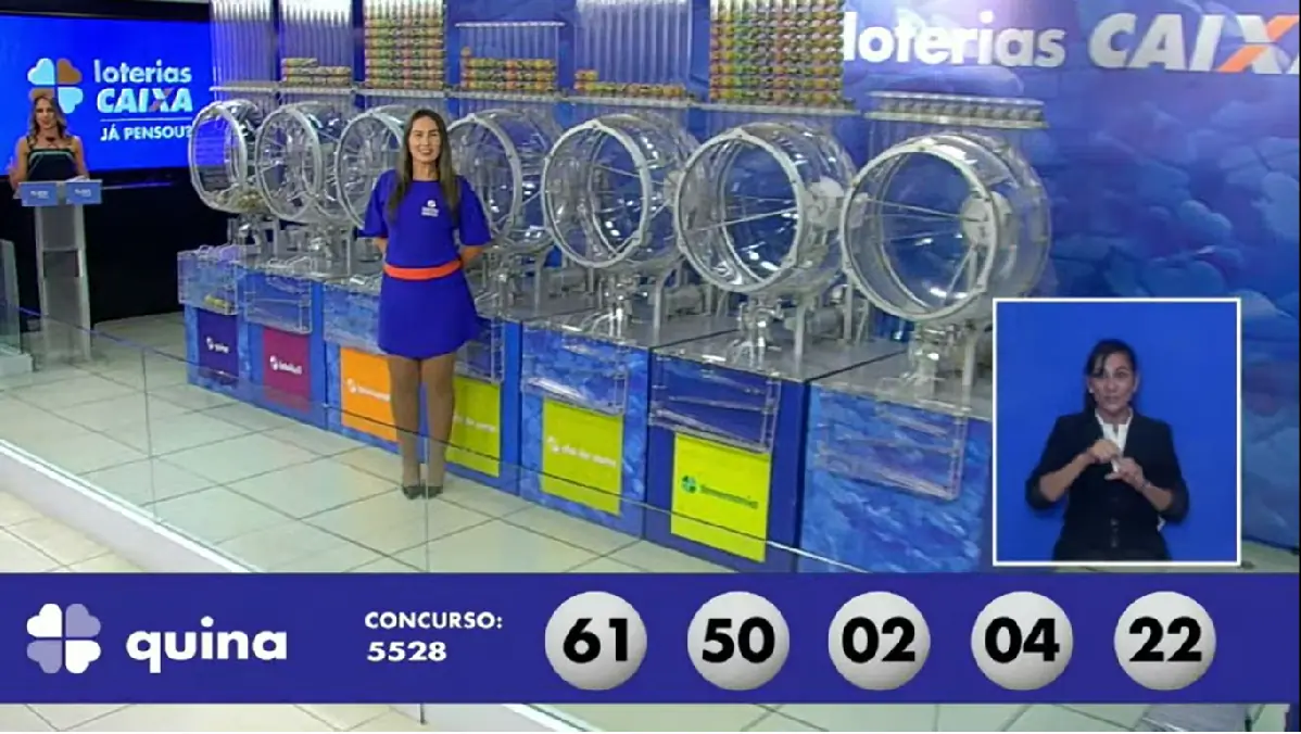 A imagem mostra o sorteio do resultado da Quina 5528