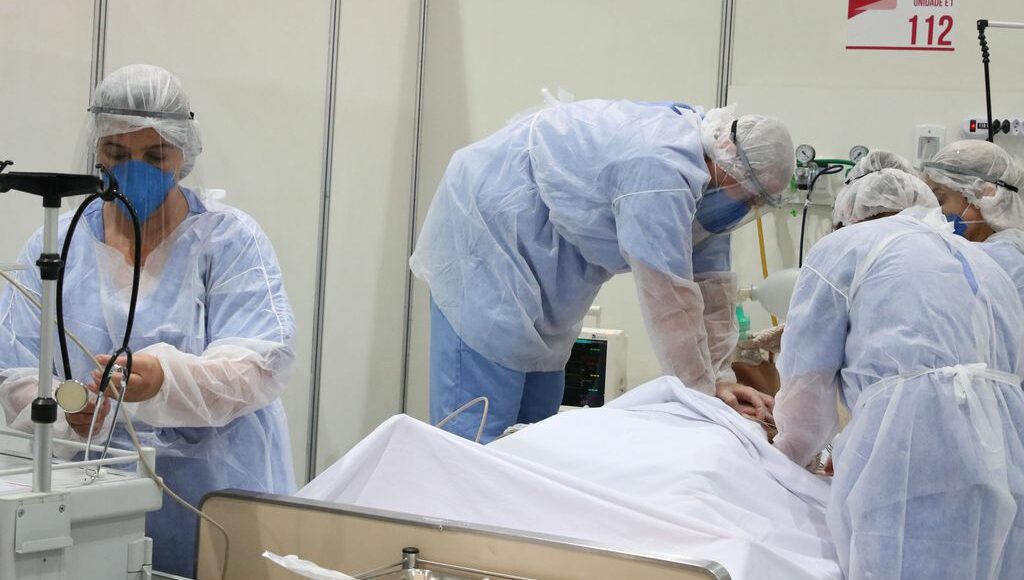 Imagem mostra médicos em hospital d- recorde de mortes covide campanha de covid-19. São Paulo deverá convocar mais médicos - covid-19 em sp