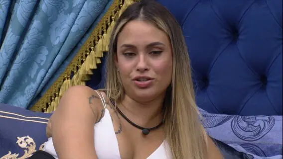 BBB21: Sarah usa máscara e volta a zombar da Covid-19 no Brasil