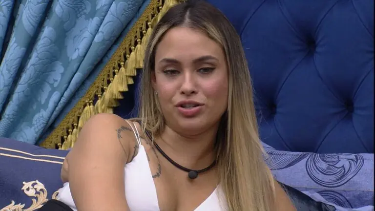 BBB21: Sarah usa máscara e volta a zombar da Covid-19 no Brasil