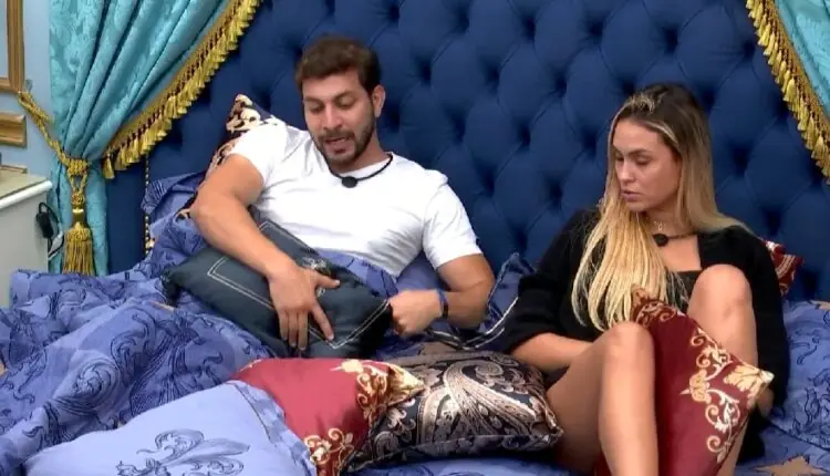 Caio e Sarah no quarto do líder