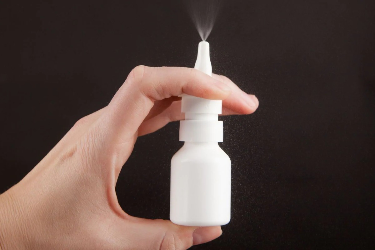 Imagem mostra spray nasal contra covid-19