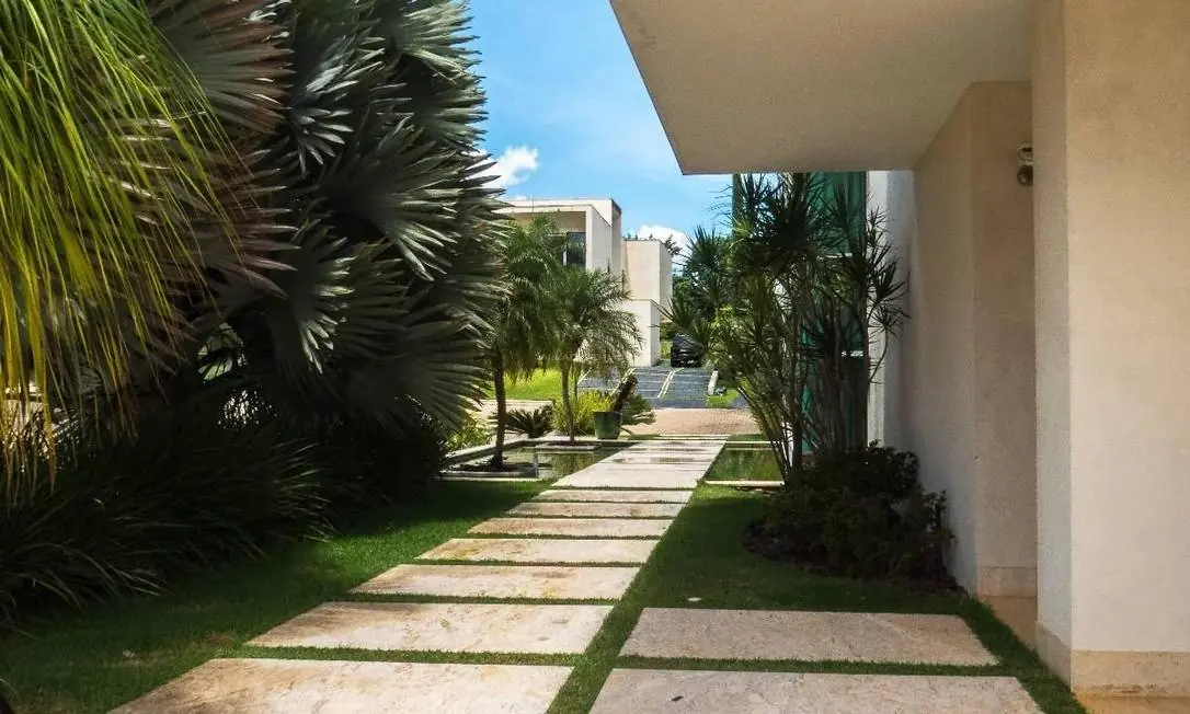 Imagem mostra ambiente externo da Mansão do Flávio Bolsonaro