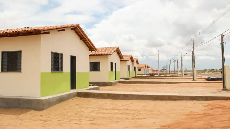 Orçamento 2021 corta 98% de verba para o Casa Verde e Amarela