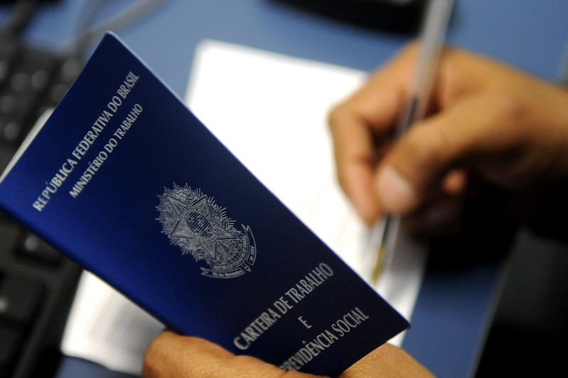 matéria fala sobre a mudança no banco de horas e nas férias com a redução da jornada de trabalho e de salário