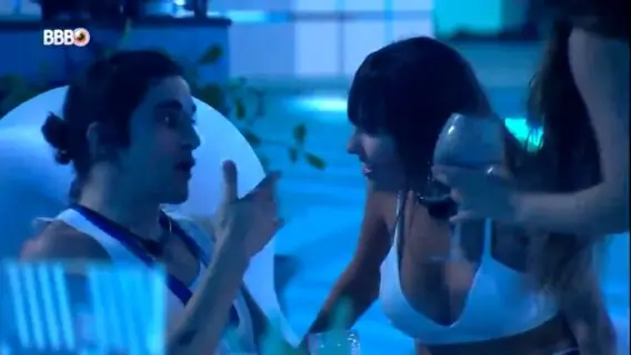 Festa de ontem do BBB21: Fiuk bate no bumbum de Juliette e gera ciúmes