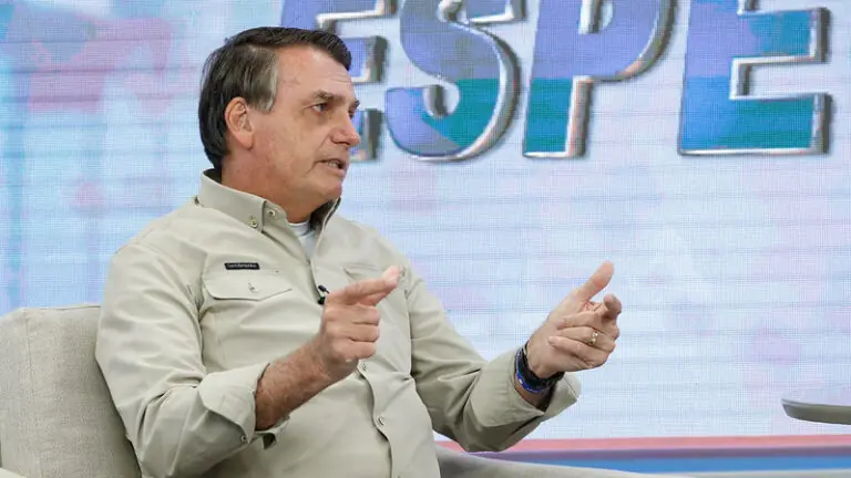 Bolsonaro diz que exército pode ir às ruas contra o lockdown