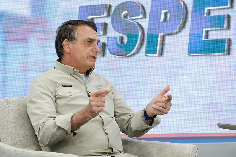 Presidente Jair Bolsonaro aparece de perfil durante entrevista