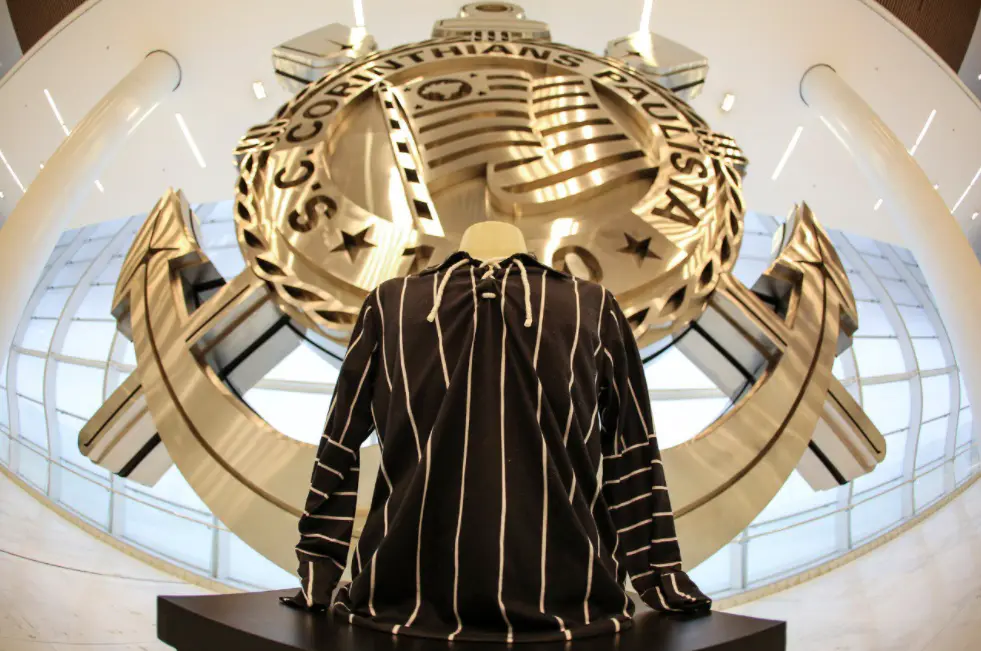 Camisa preta com listras brancas surgiu como forma de protesto