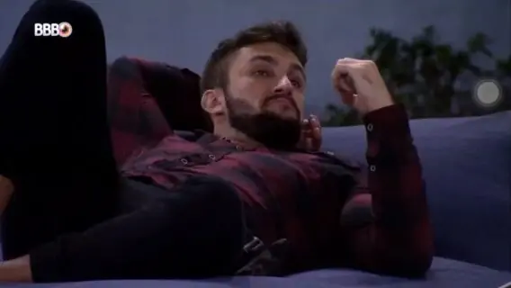 BBB21: Arthur se revolta com Carla e promete tirar satisfação
