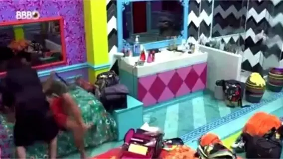 BBB21: beijo de Fiuk em Gil leva brother à loucura; assista o vídeo