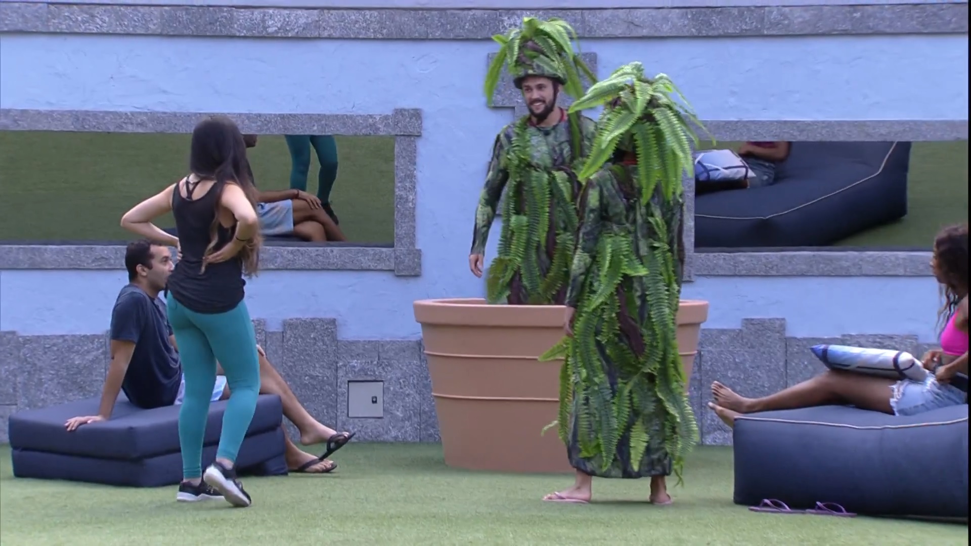 BBB21: Pocah encontra sujeira no banheiro e fica revoltada Castigo do Monstro BBB21
