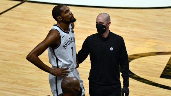 Nova lesão? Kevin Durant deixa quadra mais cedo contra o Miami Heat