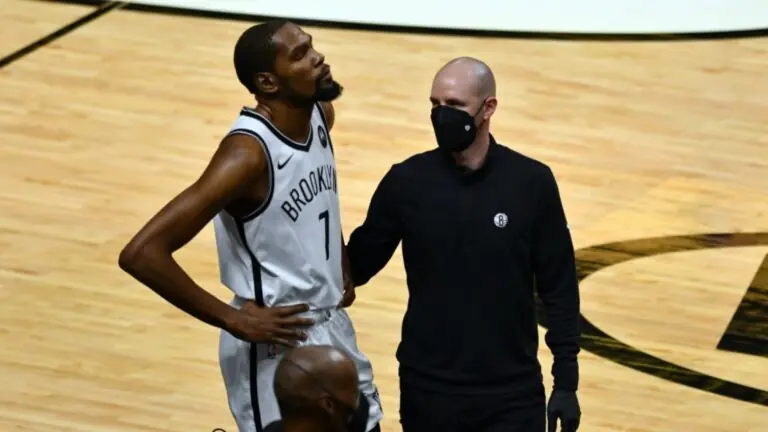 Nova lesão? Kevin Durant deixa quadra mais cedo contra o Miami Heat