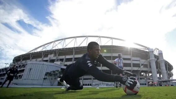 Jogos de hoje na TV (04/04): onde assistir as partidas deste domingo