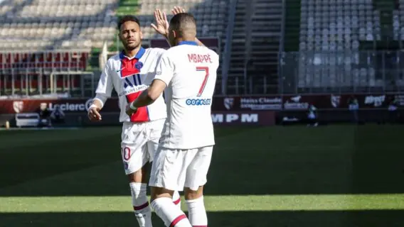 Com dois de Mbappé, PSG vence Metz e assume liderança do Francês