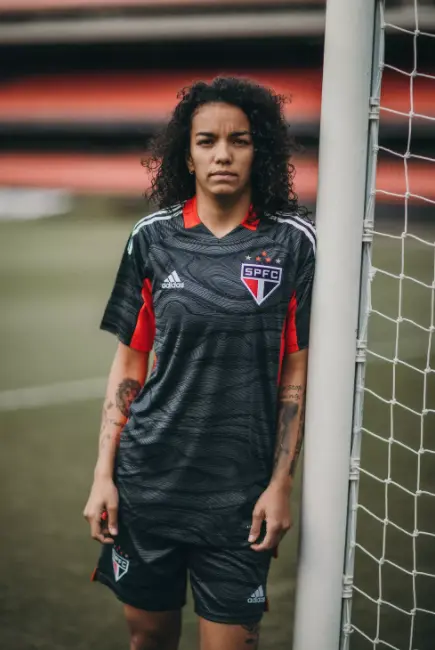 Goleira da equipe feminina do São Paulo, Carla Silva posa para foto de divulgação do uniforme