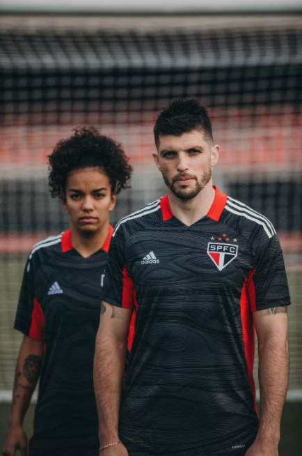 Tiago Volpi e Carla Silva em foto de divulgação da então nova camisa de goleiros do São Paulo