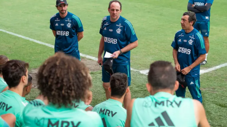 Flamengo planeja dispensar quatro jogadores; veja quem sai