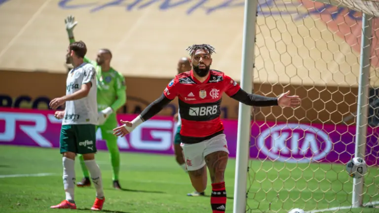 Flamengo vence Palmeiras nos pênaltis e é bicampeão da Supercopa