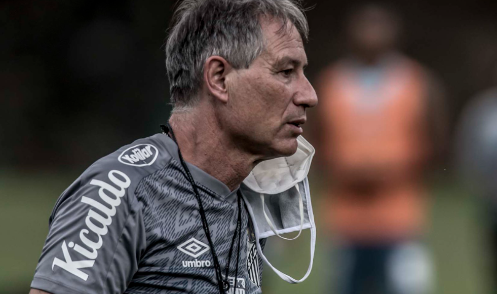 Ariel Holan deixou o cargo de técnico do Santos, e agora, clube procura por novo comandante