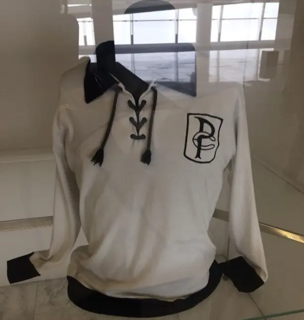 Primeira camisa do Corinthians não era branca, mas sim bege