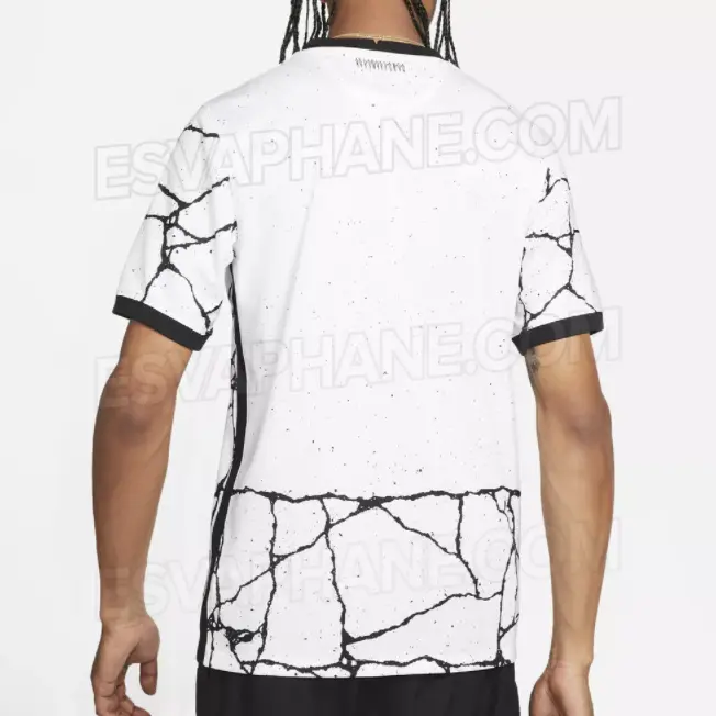 Nas costas, as rachaduras em preto também aparecem