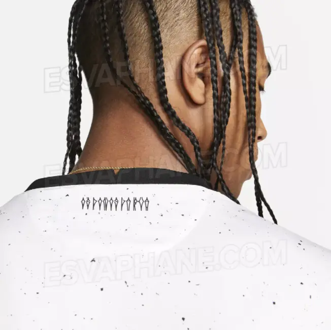 Na gola na parte das costas, é possível ver escrito “os donos da rua” em formato de grafite