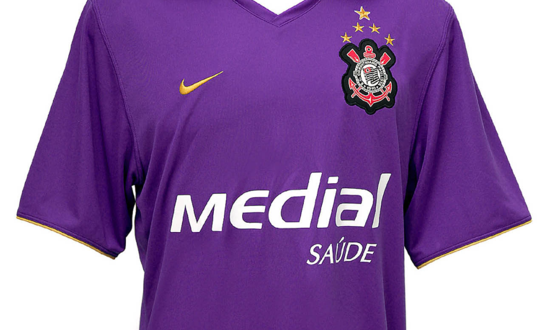 Para homenagear seu torcedor, Corinthians lançou camisa roxa em 2008