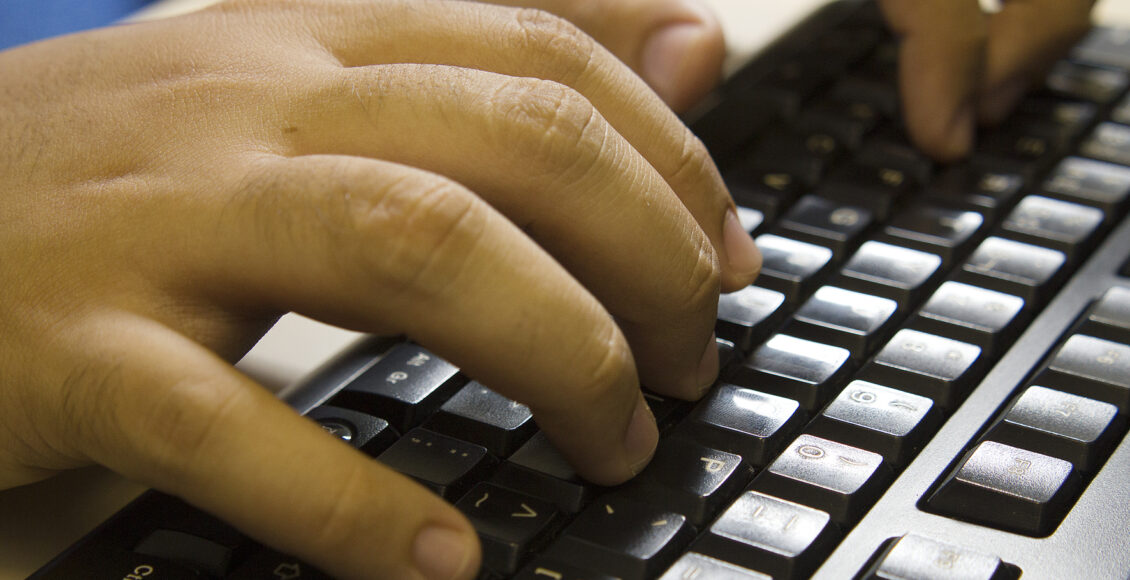 Pessoa usando teclado de computador