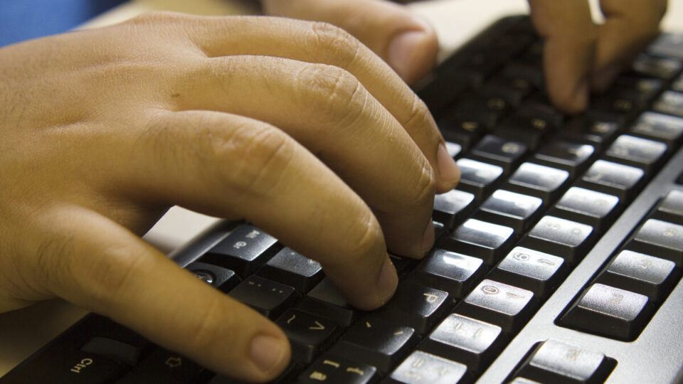 Pessoa usando teclado de computador