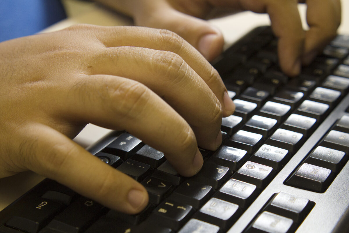 Pessoa usando teclado de computador