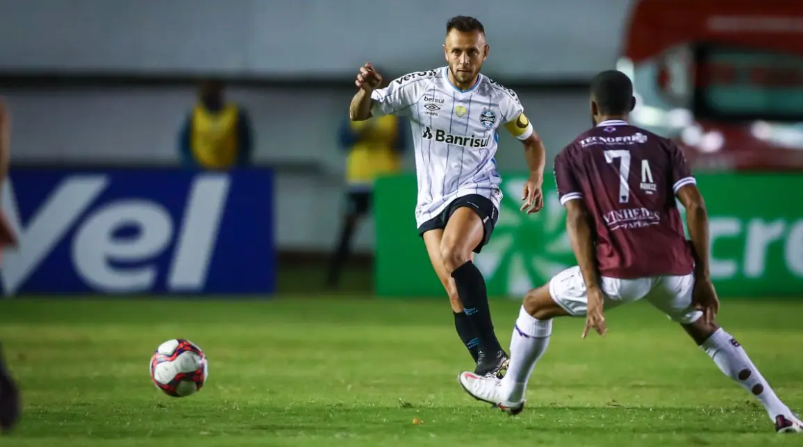 Rafinha fechou com o Grêmio e agitou o mercado de contratações do futebol brasileiro