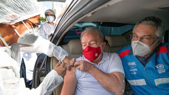 Lula é vacinado com a segunda dose contra covid-19 neste sábado (03)