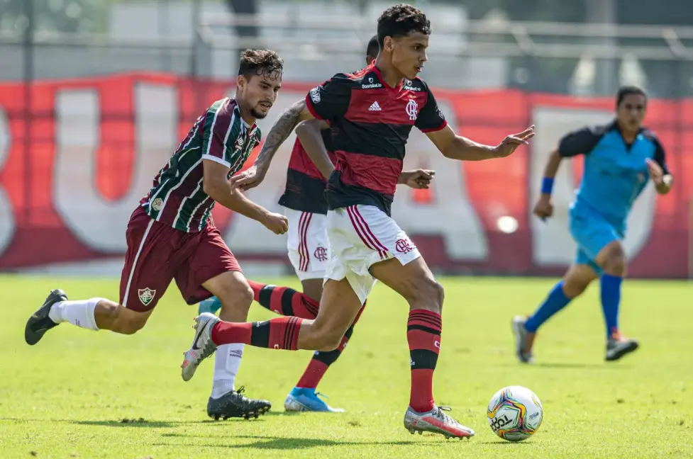 Flamengo planeja empréstimo do volante Richard Rios