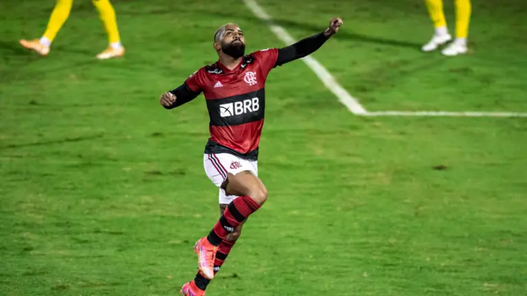 Veja números e recordes de Gabigol, artilheiro do Flamengo no século