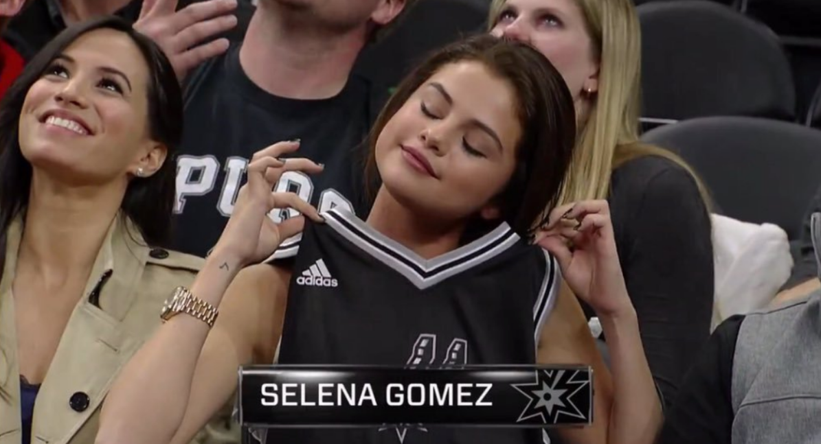 Famosa Selena Gomez torce para o time dos Spurs na NBA