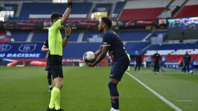 Expulsões de Neymar: craque coleciona cartões vermelhos no PSG