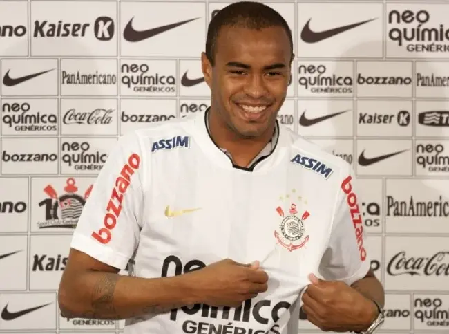 Thiago Heleno atuou emprestado pelo Cruzeiro ao Corinthians, no então suas atuações foram ruins